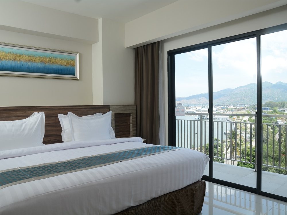 Kamar berbalkon menghadap teluk