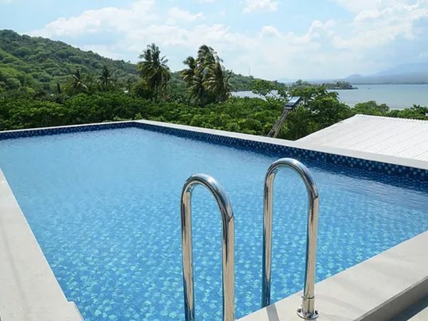 Kolam renang Marina Inn Bima